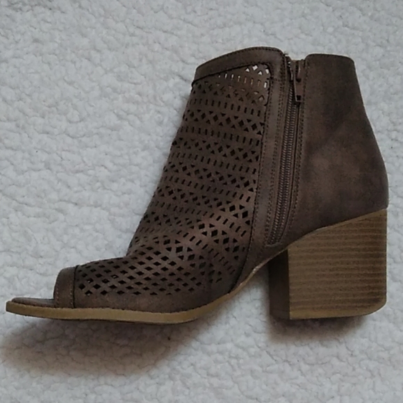 Brown heels! - Picture 2 of 4